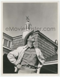 3s642 ROBERT TAYLOR 8x10.25 still '39 happy at his spacious Northridge ranch between pictures!