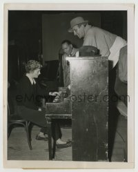 3s670 SEPTEMBER AFFAIR candid 7x9 news photo '51 Dieterle & Hal Wallis watch Fontaine play piano!