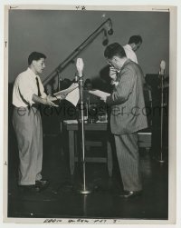 3s722 STUDIO ONE IN HOLLYWOOD 7.25x9 radio still '47 John Garfield reading his lines by CBS mike!