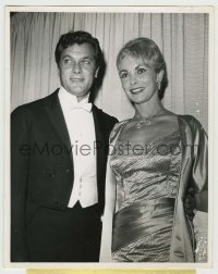 3s789 TONY CURTIS/JANET LEIGH 8x10 news photo '61 serving as presenters at the Academy Awards!