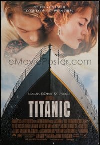 3w897 TITANIC DS 1sh '97 James Cameron, great romantic image of Leonardo DiCaprio & Kate Winslet!
