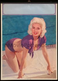 3y326 JAYNE MANSFIELD 12x16 calendar sample page '50s in sexy skimpy purple outfit by pool!