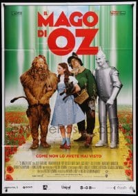 4f263 WIZARD OF OZ Italian 1p R16 best image of Judy Garland & co-stars on the Yellow Brick Road!
