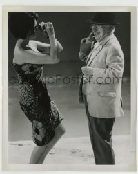 4m224 COUNTESS FROM HONG KONG candid 8.25x10 still '67 Sophia Loren dancing for Charlie Chaplin!