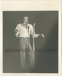 4m434 HARRY BELAFONTE deluxe 8x10 still '50s performing on stage & emoting into the microphone!