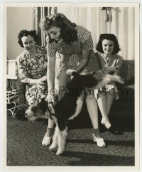 4m536 JOAN LESLIE 8.25x10 still '41 with dog Mike, mom & sister Betty Brodel at home by Longworth!