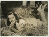 4m749 PEGGY MORAN deluxe 7.75x10.25 still '42 in cowgirl outfit laying in hay making 7 Sweethearts!