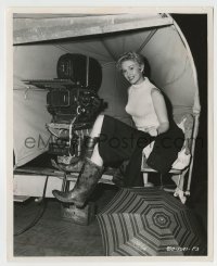 4m772 PUSHOVER candid 8.25x10 still '54 Kim Novak on the set of her first movie by Van Pelt!