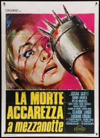 4w261 DEATH WALKS AT MIDNIGHT Italian 1p '72 Symeoni art of scared woman & bloody spiked gauntlet!