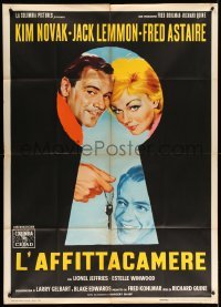 4w304 NOTORIOUS LANDLADY Italian 1p '62 different art of Kim Novak, Lemmon & Astaire in keyhole!