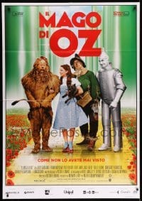 4w351 WIZARD OF OZ Italian 1p R16 best image of Judy Garland & co-stars on the Yellow Brick Road!