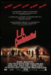 4z755 L.A. CONFIDENTIAL 1sh '97 Basinger, Spacey, Crowe, Pearce, police arrive in film's climax!