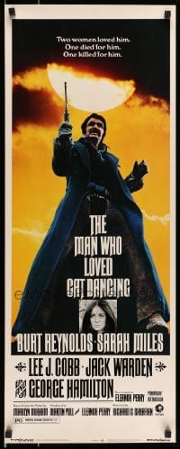 5g773 MAN WHO LOVED CAT DANCING insert '73 great full-length image of Burt Reynolds with gun!