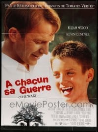 5k973 WAR French 1p '94 great close portrait of Kevin Costner & young Elijah Wood