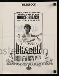 5m994 YOUNG DRAGON pressbook '80 kung fu martial arts, many images of a young Bruce Lee!