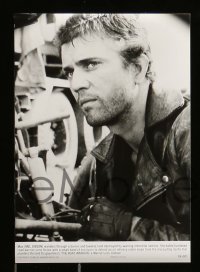 5m361 MAD MAX 2: THE ROAD WARRIOR presskit w/ 10 stills '82 Mel Gibson returns in the title role!