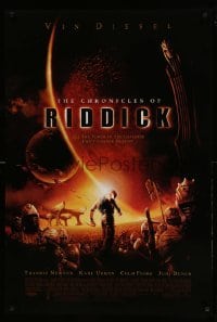 5r180 CHRONICLES OF RIDDICK DS 1sh '04 great sci-fi image of Vin Diesel and huge army!