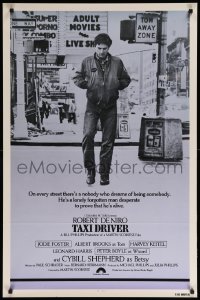 5r881 TAXI DRIVER int'l 1sh '76 classic c/u of Robert De Niro walking, Martin Scorsese!
