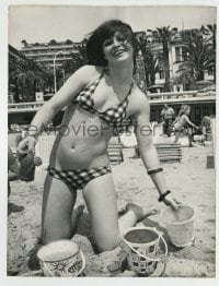 5s151 CATHERINE DE VASSIEUX French 7.25x9.5 news photo '73 sexy French actress at Cannes beach!