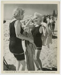 5s807 SOME LIKE IT HOT 8.25x10 still '59 sexy Marilyn Monroe & Jack Lemmon in drag on the beach!