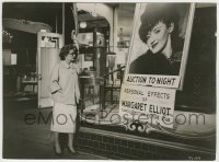 5s823 STAR 7x9.25 still '53 washed up actress Bette Davis sees sign for auction of her belongings!