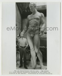 5s826 STATUE candid 8x10 still '71 David Niven on set standing beside the nude statue of himself!