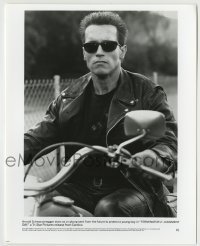 5s864 TERMINATOR 2 8x10 still '91 best close up of cyborg Arnold Schwarzenegger on motorcycle!