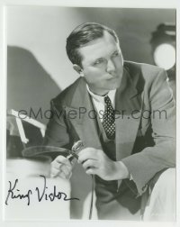 5y799 KING VIDOR signed 7.5x9.25 REPRO still '70s portrait of the famous director looking at film!