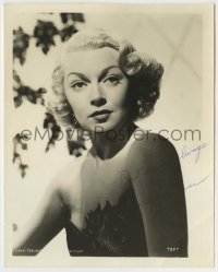 5y410 LANA TURNER signed deluxe 8x10 still '50s waist-high portrait of beautiful star in sexy outfit
