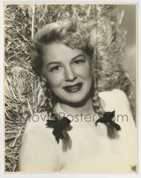 6h093 BETTY HUTTON deluxe 7.5x9.5 still '90 c/u of the pretty actress over hay bale background!