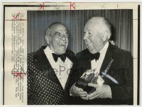 6h326 FRANK CAPRA/ALFRED HITCHCOCK 8x11 news photo '76 getting Entertainment Hall of Fame award!