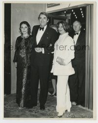 6h573 MAROONED candid 8x10.25 news photo '69 Gregory Peck and his wife arriving at the premiere!