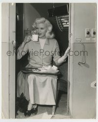 6h950 WAYWARD BUS candid 8x10 still '57 Jayne Mansfield eating lunch with her dog in her trailer!