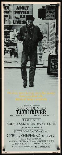 6k935 TAXI DRIVER insert '76 Robert De Niro walking alone, directed by Martin Scorsese!