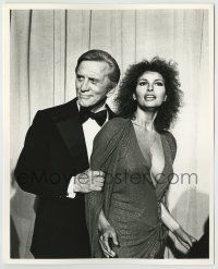 6x035 RAQUEL WELCH/KIRK DOUGLAS 8x10 photo '78 decked out at the Academy Awards by Peter Borsari!