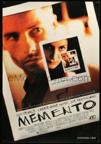 6z622 MEMENTO 1sh 2000 great image of tattooed Guy Pearce, directed by Christopher Nolan!
