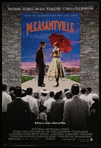 6z708 PLEASANTVILLE DS 1sh 1998 Tobey Maguire and Reese Witherspoon in front of crowd!