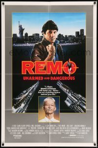 7b678 REMO WILLIAMS THE ADVENTURE BEGINS int'l 1sh 1985 Fred Ward clings to the Statue of Liberty!