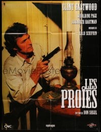 7g740 BEGUILED French 1p R1990s great different close up of Clint Eastwood with gun, Don Siegel