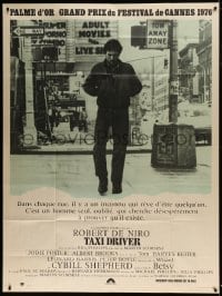 7g963 TAXI DRIVER French 1p 1976 classic image of Robert De Niro walking on street, Martin Scorsese!
