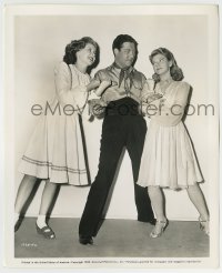 7h875 STRICTLY IN THE GROOVE candid 8.25x10 still 1942 Dick Davies between Grace & Marie McDonald!
