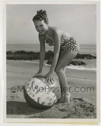 7h903 TERRY MOORE 7.25x9 news photo 1953 in sexy swimsuit enjoying a Southern California beach!