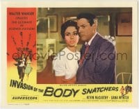 7m048 INVASION OF THE BODY SNATCHERS LC 1956 best close up of scared Kevin McCarthy & Dana Wynter!