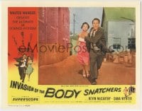 7m049 INVASION OF THE BODY SNATCHERS LC 1956 c/u of Kevin McCarthy & Dana Wynter running in alley!