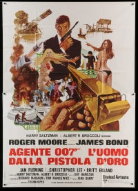 7t196 MAN WITH THE GOLDEN GUN Italian 2p 1974 art of Roger Moore as James Bond by Robert McGinnis