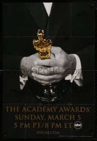 7y010 78th ANNUAL ACADEMY AWARDS 1sh 2005 cool Studio 318 design of man in suit holding Oscar!