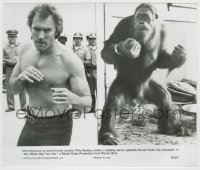 8a076 ANY WHICH WAY YOU CAN 7.75x9.25 still 1980 Clint Eastwood & Clyde the orangutan split image!