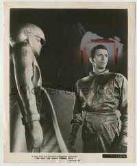 8a207 DAY THE EARTH STOOD STILL 8.25x10 still 1951 great close up of Gort & Michael Rennie!