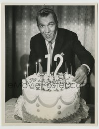 8a264 ED SULLIVAN SHOW TV 7.25x9 still 1960 portrait standing by 12th anniversary cake!