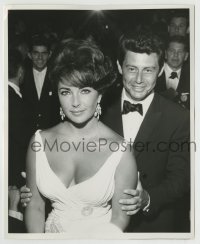 8a281 ELIZABETH TAYLOR/EDDIE FISHER 8.25x10 still 1960s the married couple at a premiere!